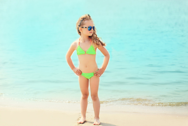Summer vacation, relaxation, travel concept - little girl child  - Foto, afbeelding