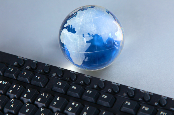Кристальный глобус Земли на компьютере
 - Фото, изображение