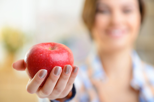 Rode appel in meisjes hand. - Foto, afbeelding