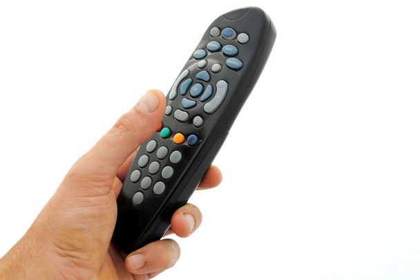 La mano del hombre sostiene un mando a distancia, aislado sobre fondo blanco
 - Foto, Imagen
