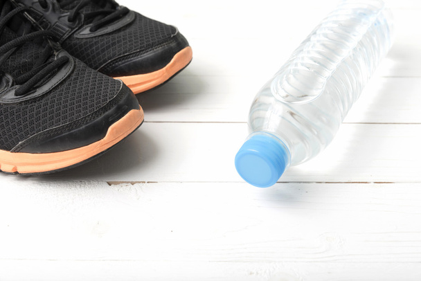 running shoes and drinking water - Foto, imagen