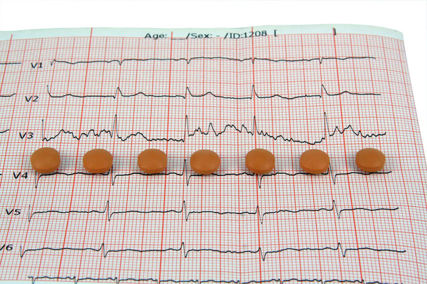 Pigułki na listwie EKG. - Zdjęcie, obraz