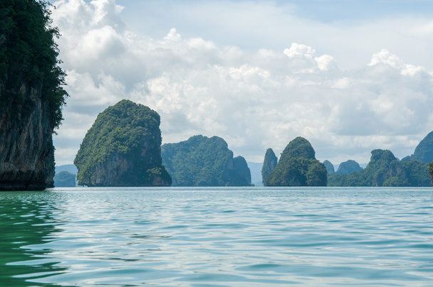 Kliffen langs de baai. Eilanden in Phang Nga Bay in de buurt van Krabi en Phuket. Thailand. - Foto, afbeelding