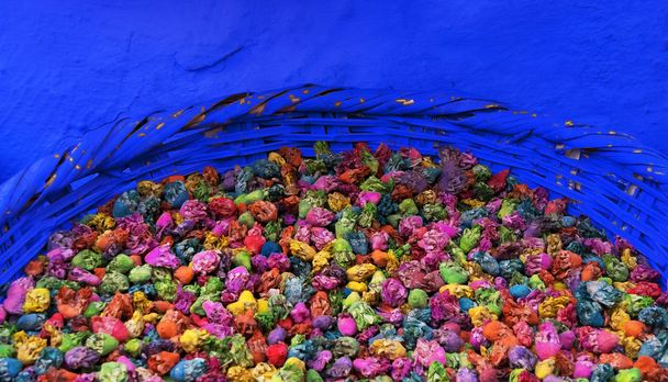 Trockene Rosenknospen auf dem Markt in Chefchaouen - Foto, Bild