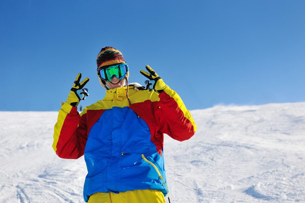 narciarstwo na świeżym śniegu w sezonie zimowym w piękny słoneczny dzień - Zdjęcie, obraz