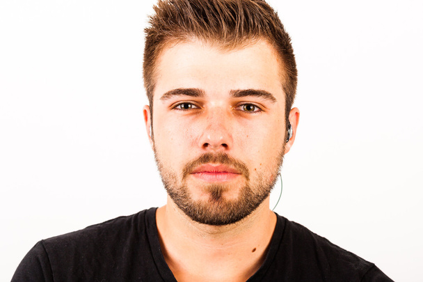 Portret młodego mężczyzny z broda 3-dni - Zdjęcie, obraz