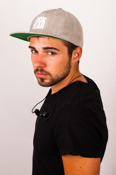 DJ olarak kulak kulaklıklar ve beyzbol şapkası siyah T-Shirt - Fotoğraf, Görsel