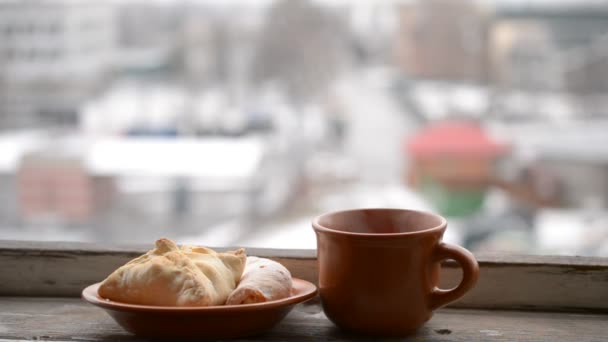 Чашка с горячим напитком и булочки на блюдце
 - Кадры, видео
