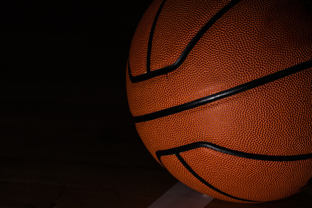 Basket su campo sfondo nero con effetto luce
 - Foto, immagini