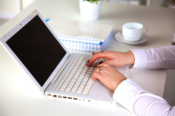 junge Geschäftsfrau arbeitet an einem Laptop - Foto, Bild