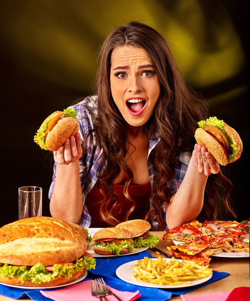Menina comendo hambúrgueres grandes
 - Foto, Imagem