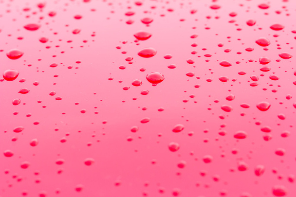 Gotas de agua sobre el fondo rojo
 - Foto, Imagen