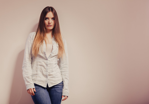 μοντέρνα γυναίκα στο πουκάμισο τζιν παντελόνι - Φωτογραφία, εικόνα