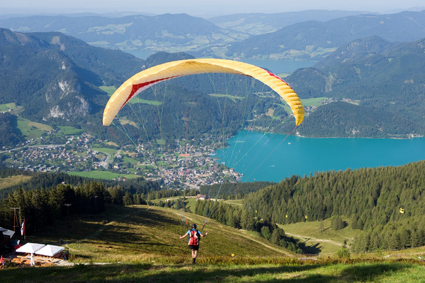 Gleitschirmfliegen in den Alpen - Foto, Bild