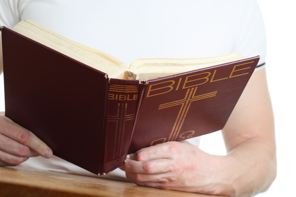 Hombre leyendo la Biblia
 - Foto, imagen
