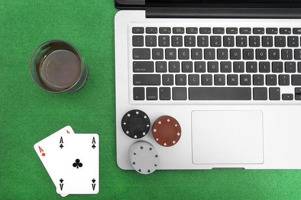 ポーカー チップ、ポーカーのカードのラップトップ - 写真・画像