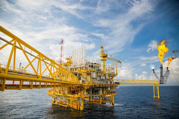 Морская строительная платформа для добычи нефти и газа в винтажном стиле, Нефтегазовая промышленность и тяжелый труд, Производственная платформа и процесс эксплуатации вручную и автоматически
. - Фото, изображение