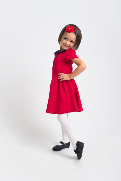 mooi meisje glimlachend in rode jurk - Foto, afbeelding