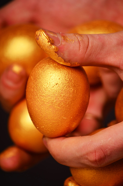 Bir altın yumurta - yatırım kavramı elinde tutan adam - Fotoğraf, Görsel