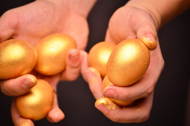 Άνθρωπος που κρατά στα χέρια ένα χρυσά αυγά - έννοια των επενδύσεων - Φωτογραφία, εικόνα