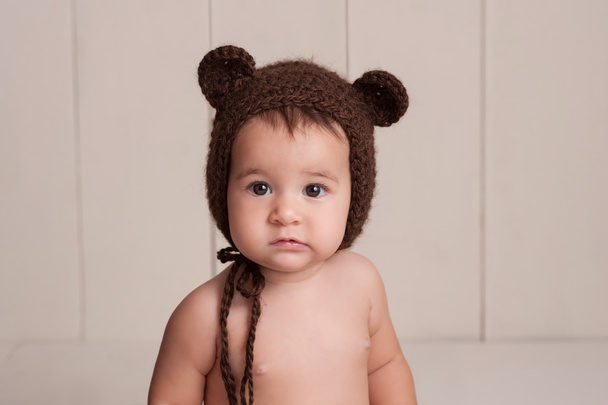 Bebé usando un sombrero de oso
 - Foto, imagen