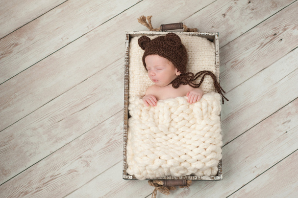 Bebé recién nacido con un sombrero de oso
 - Foto, imagen