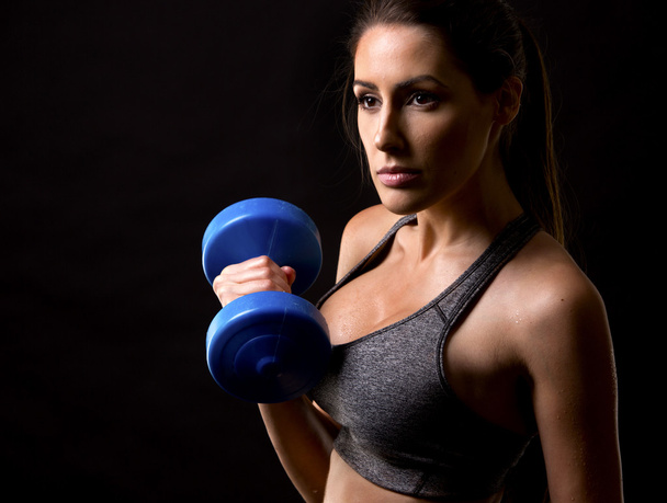 Fitness nő fekete háttér - Fotó, kép