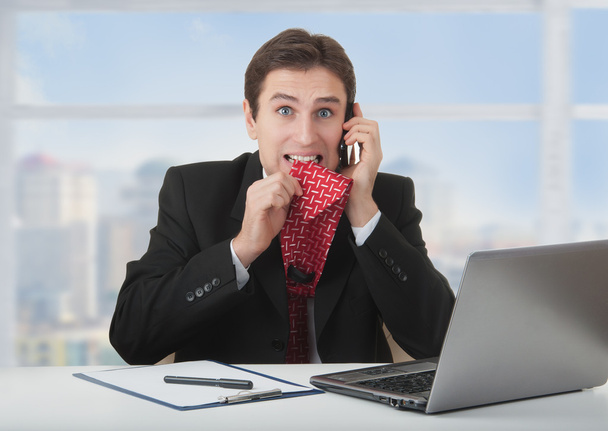 strach frustrovaný obchodní muž mluví po telefonu - Fotografie, Obrázek