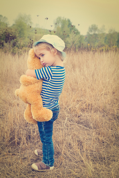 Carino bambina abbracciare un grande orsacchiotto
 - Foto, immagini