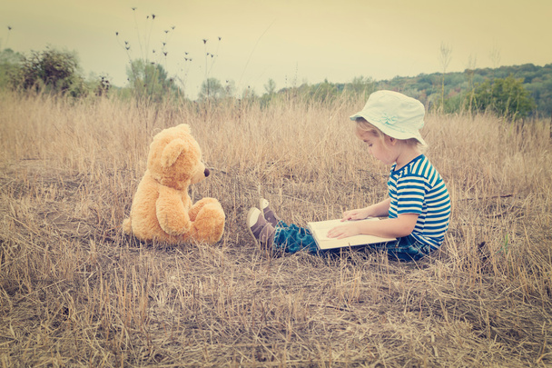 Roztomilá dívka čtení knihy medvídek - Fotografie, Obrázek