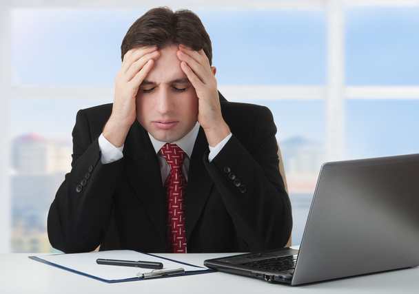 Fiatal üzletember szerint a stressz, a fáradtság és a fejfájás - Fotó, kép