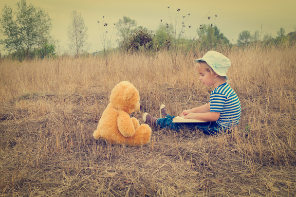 niedliches Mädchen liest Buch Teddybär - Foto, Bild