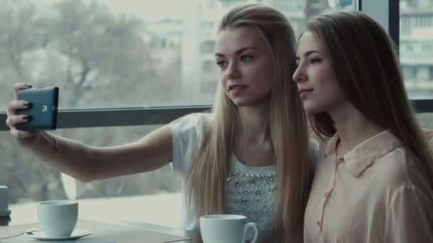 zwei Freundinnen machen Selfie im Café - Filmmaterial, Video
