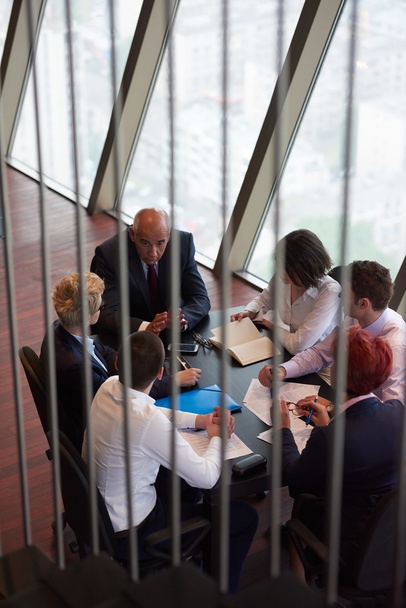 бізнесмени групуються на зустрічі в сучасному яскравому офісі
 - Фото, зображення
