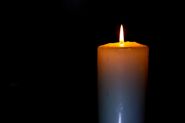 свеча в темноте - Фото, изображение