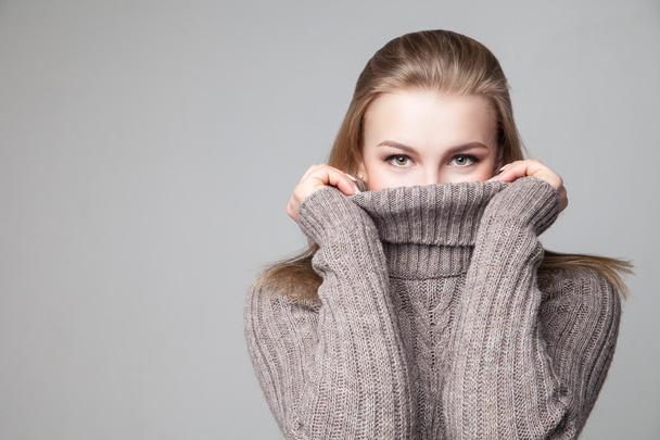 Beautiful blond young girl wears winter pullover - Foto, afbeelding