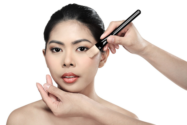 Beautiful asian woman doing makeup - Foto, imagen