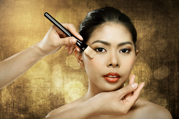 Beautiful asian woman doing makeup - Foto, afbeelding