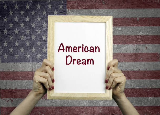 Amerikanischer Traum. Plakat in den Händen der Frau. - Foto, Bild