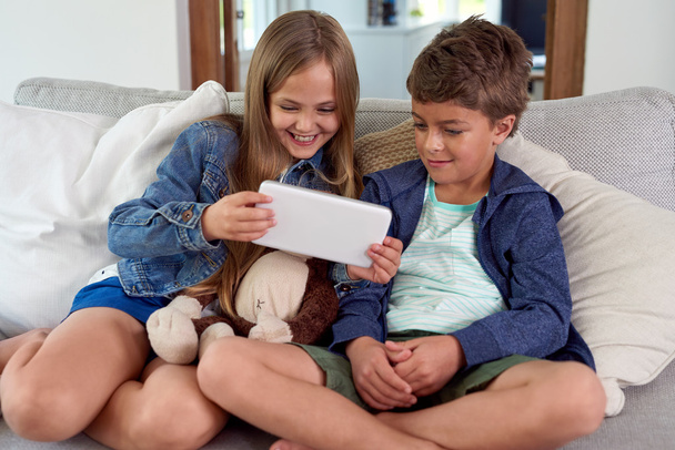 uśmiechnięte dzieci za pomocą cyfrowego tabletu w domu - Zdjęcie, obraz
