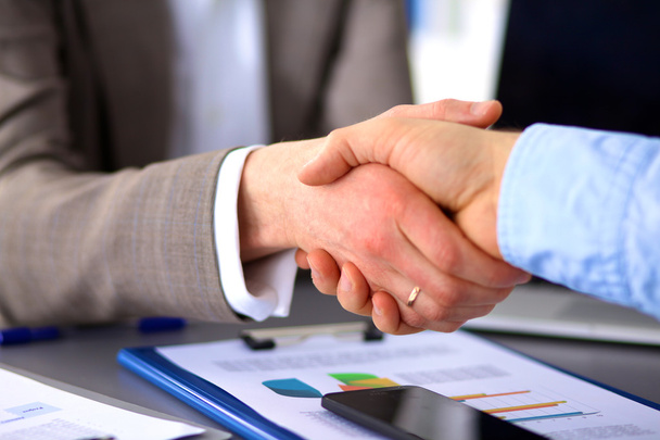Handshake firmy. Dwa biznesmen drżenie rąk ze sobą w biurze - Zdjęcie, obraz