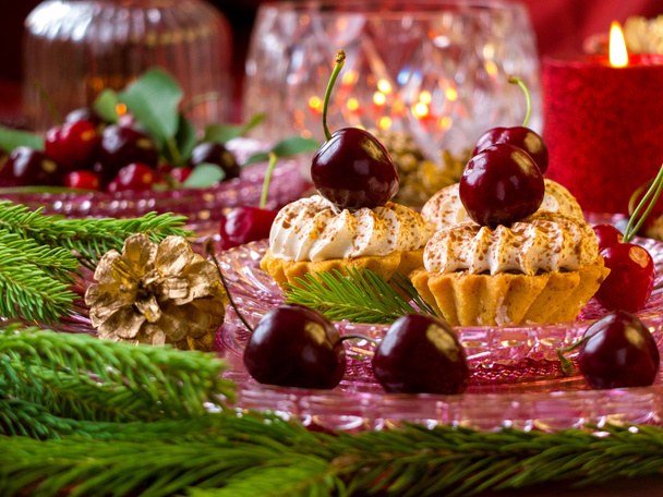 Vánoční dezert - košíčky s červenými plody třešní a brusinky s vánoční větvička - Fotografie, Obrázek