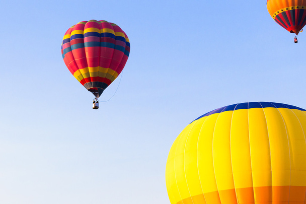 kleurrijke heteluchtballon in de lucht. - Foto, afbeelding