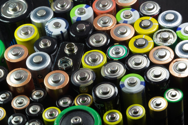 Baterías de diferentes tipos y colores - Foto, imagen