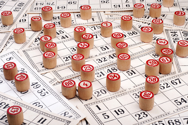 Paljon tynnyreitä ja kortteja bingoon
 - Valokuva, kuva