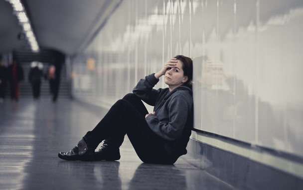 jovem triste mulher com dor sozinho e deprimido no túnel do metrô urbano
 - Foto, Imagem