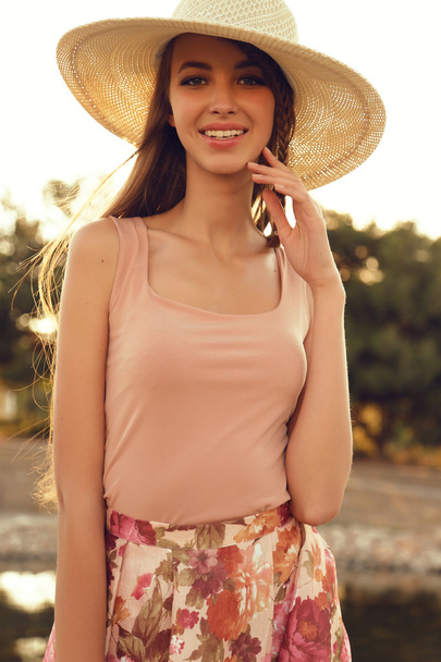 beautiful woman in elegant dress and hat - Fotografie, Obrázek