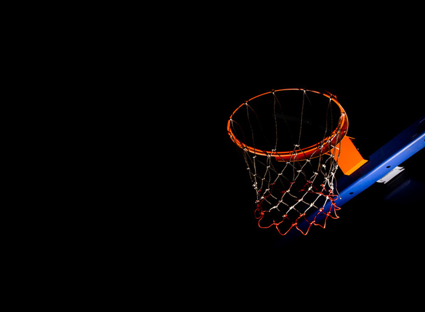 Στεφάνη καλαθοσφαίρισης σε μαύρο φόντο με ελαφριά επίδραση - Φωτογραφία, εικόνα