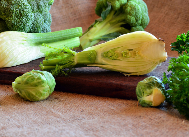Fenkolia, parsakaalia ja kyssäkaalia keittiön liitutaululla
 - Valokuva, kuva