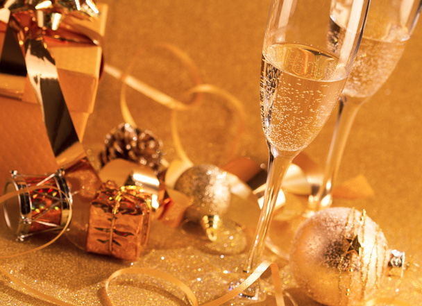 ペア グラス シャンパン。新年のお祝いや結婚式のコンセプト テーマ - 写真・画像